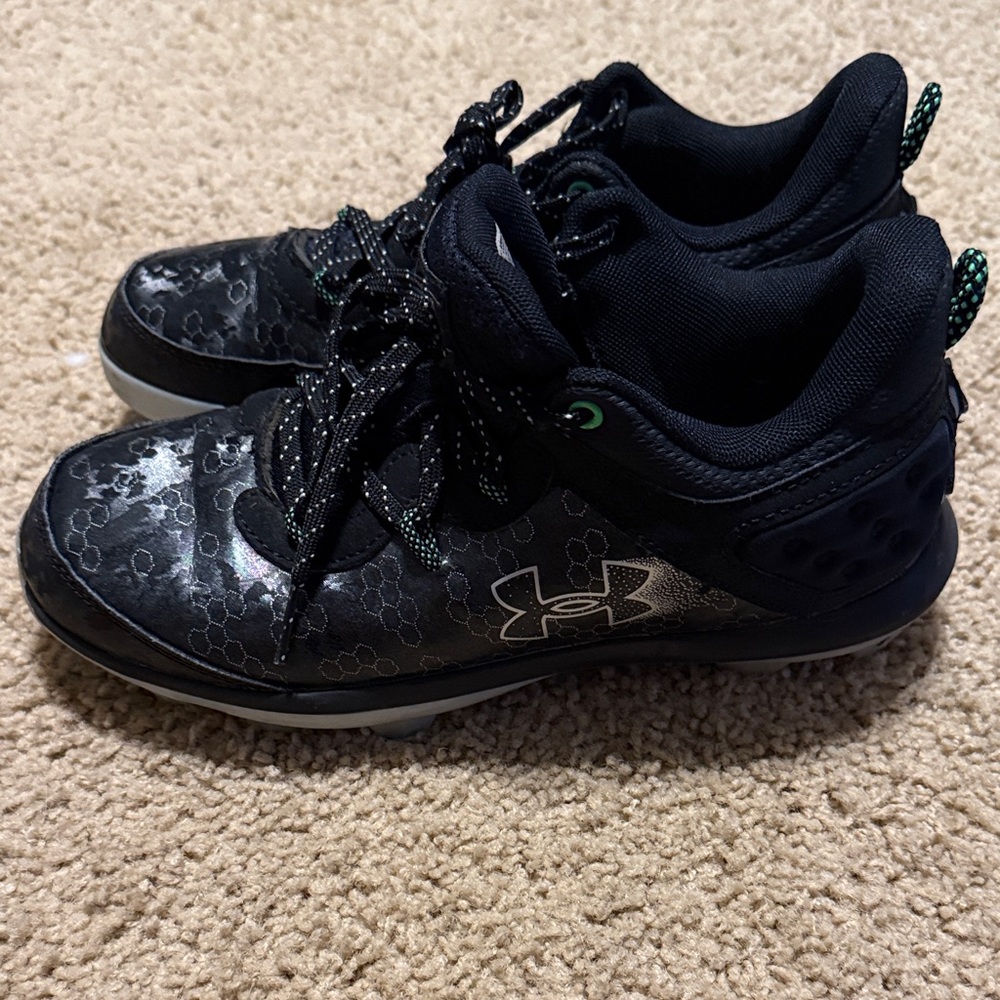 Under Armour Kids Black and Green Cleats 5Y